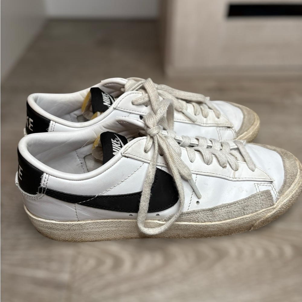 Nike Blazers Size 8.5 // Nike White and Black Sneakers